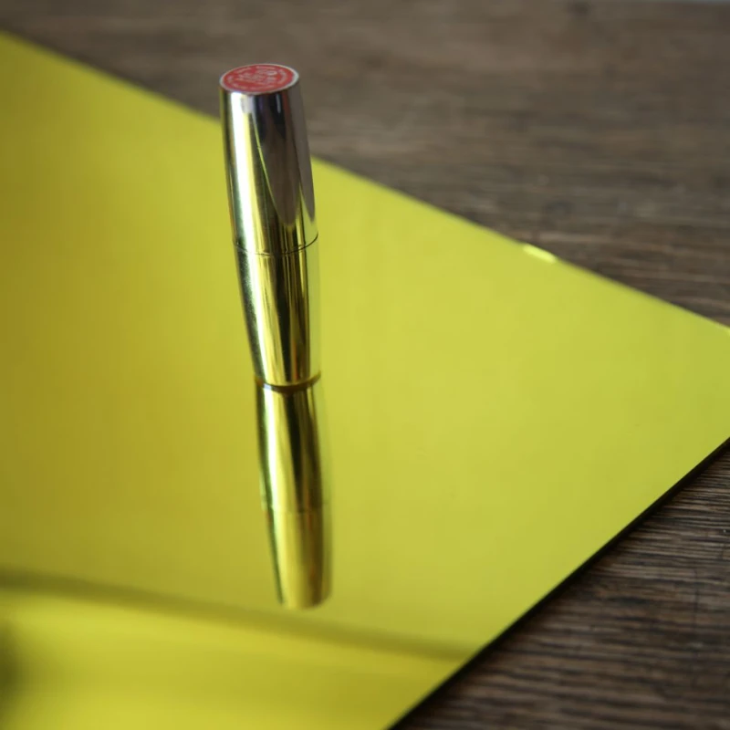 Plexi lustro żółte 1,9mm, format 700x500mm - odbicie