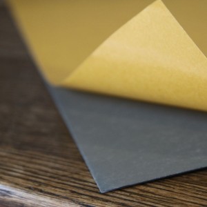 Plexi lustro złote VINTAGE samoprzylepne, formatka 700x500mm – zbliżenie na samoprzylepną warstwę kleju ułatwiającą montaż dekoracji
