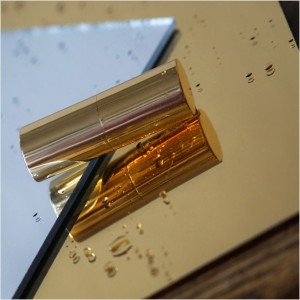 Zbliżenie na krawędź złotej plexi lustrzanej 2mm dociętej na wymiar 300x200mm - pakiet BIZNES
